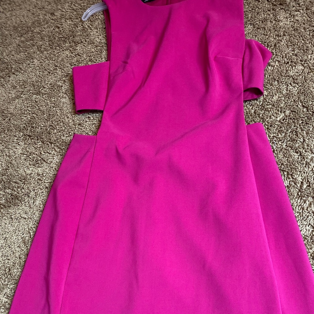 Pink BEBE flirty dress with cut out 🤩
